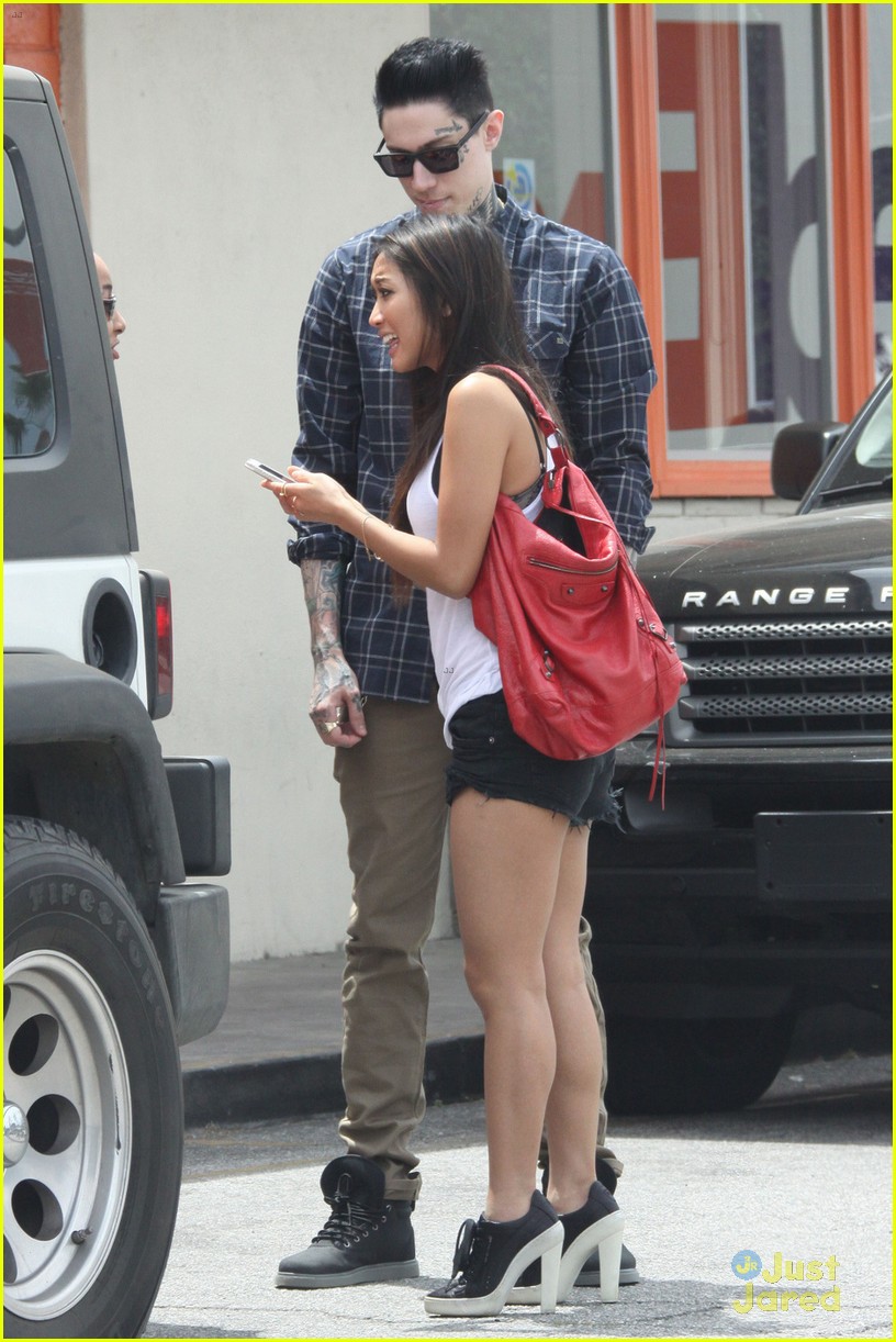 brenda song trace cyrus sushi lunch duo 03