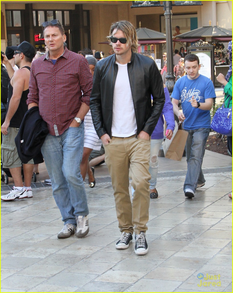 chord overstreet grabs dinner at the grove 02
