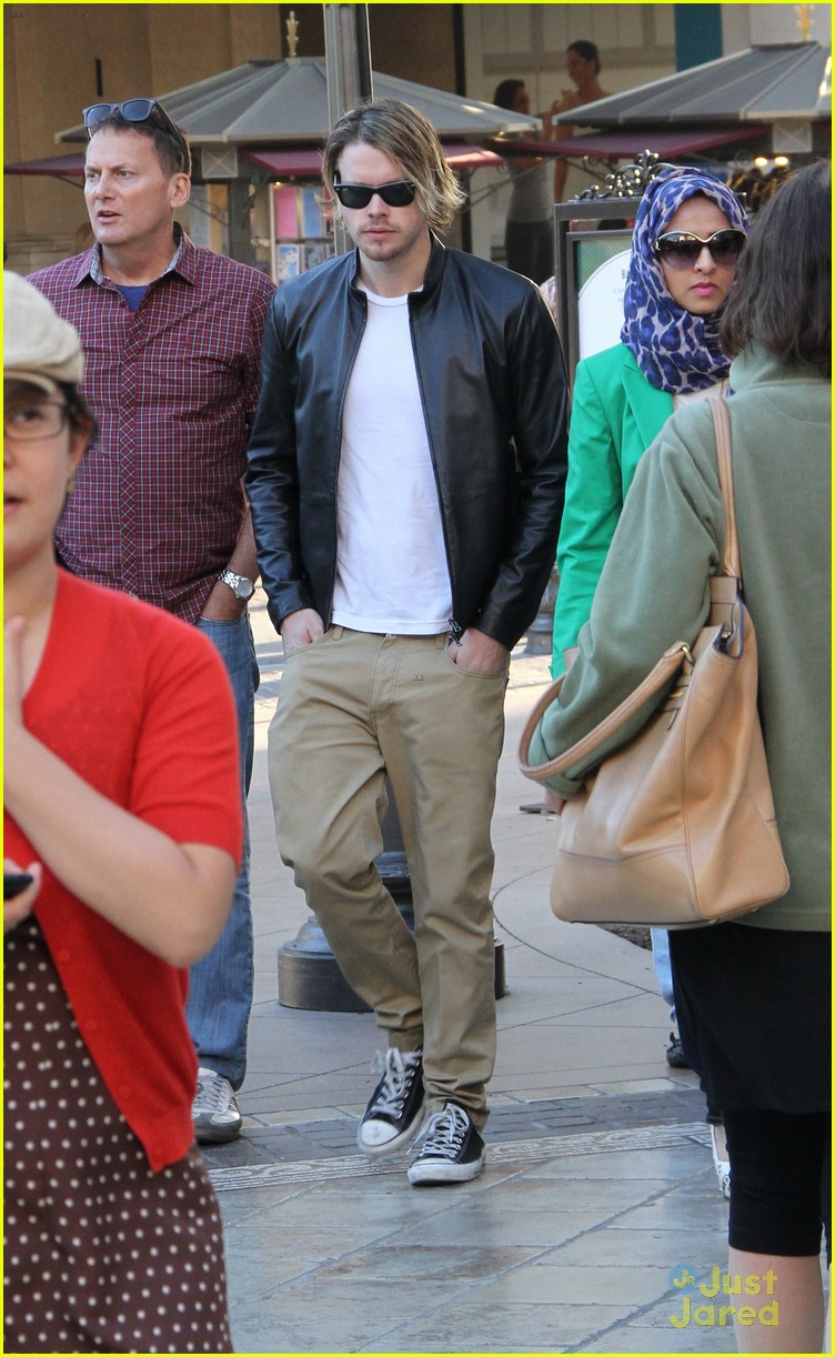 chord overstreet grabs dinner at the grove 04