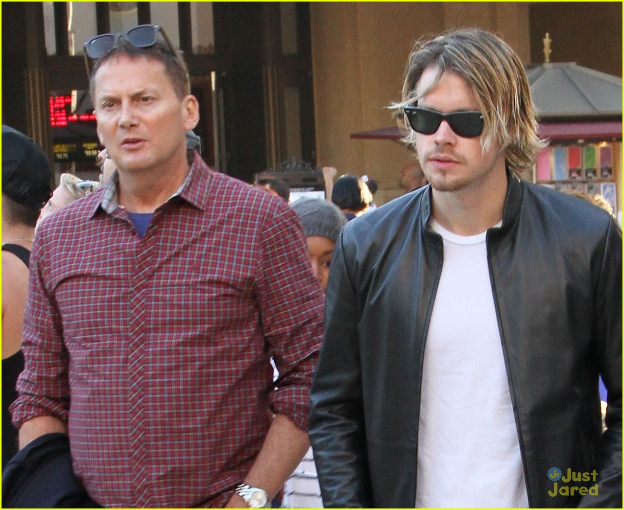 chord overstreet grabs dinner at the grove 05