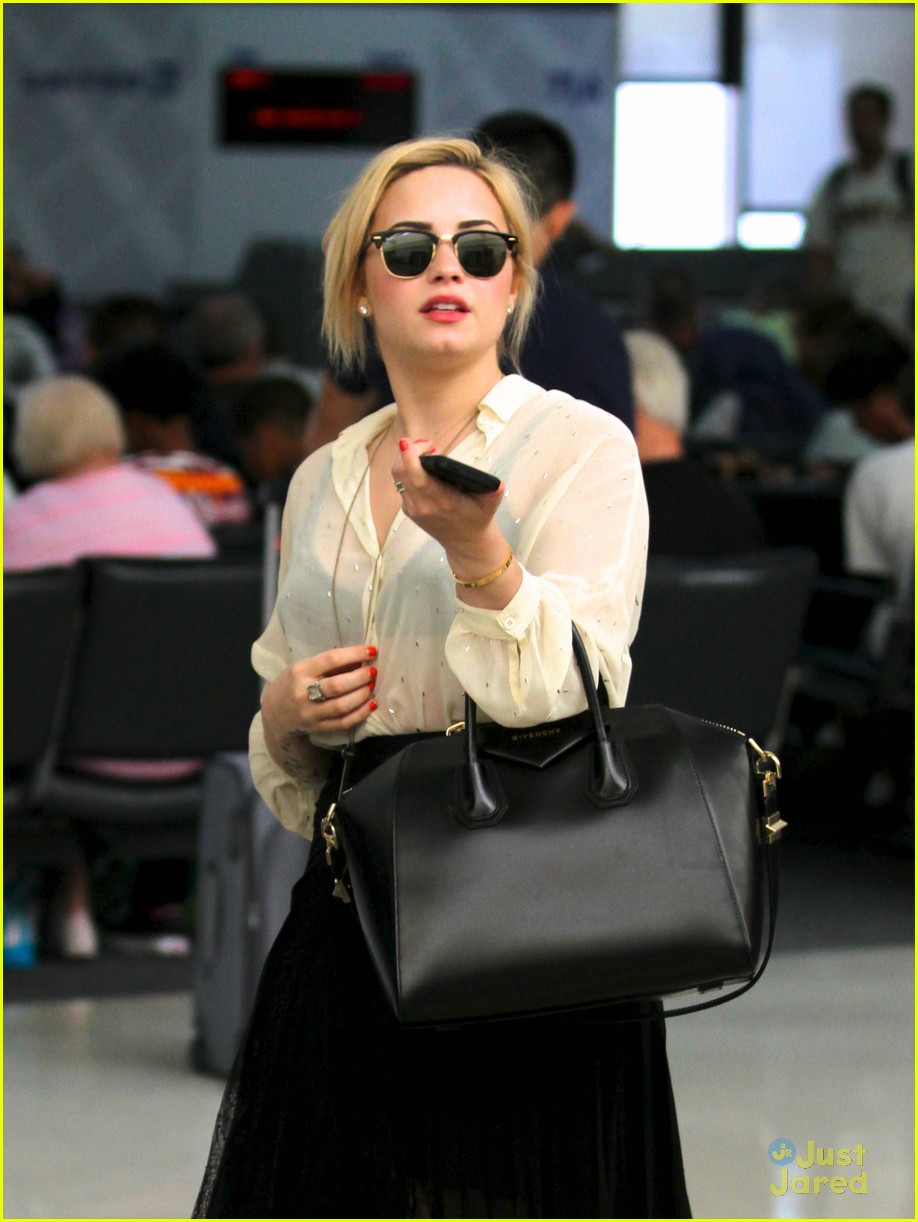 demi lovato airport after dad 02