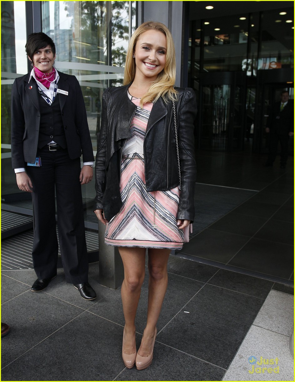 hayden panettiere takes the train to manchester 01