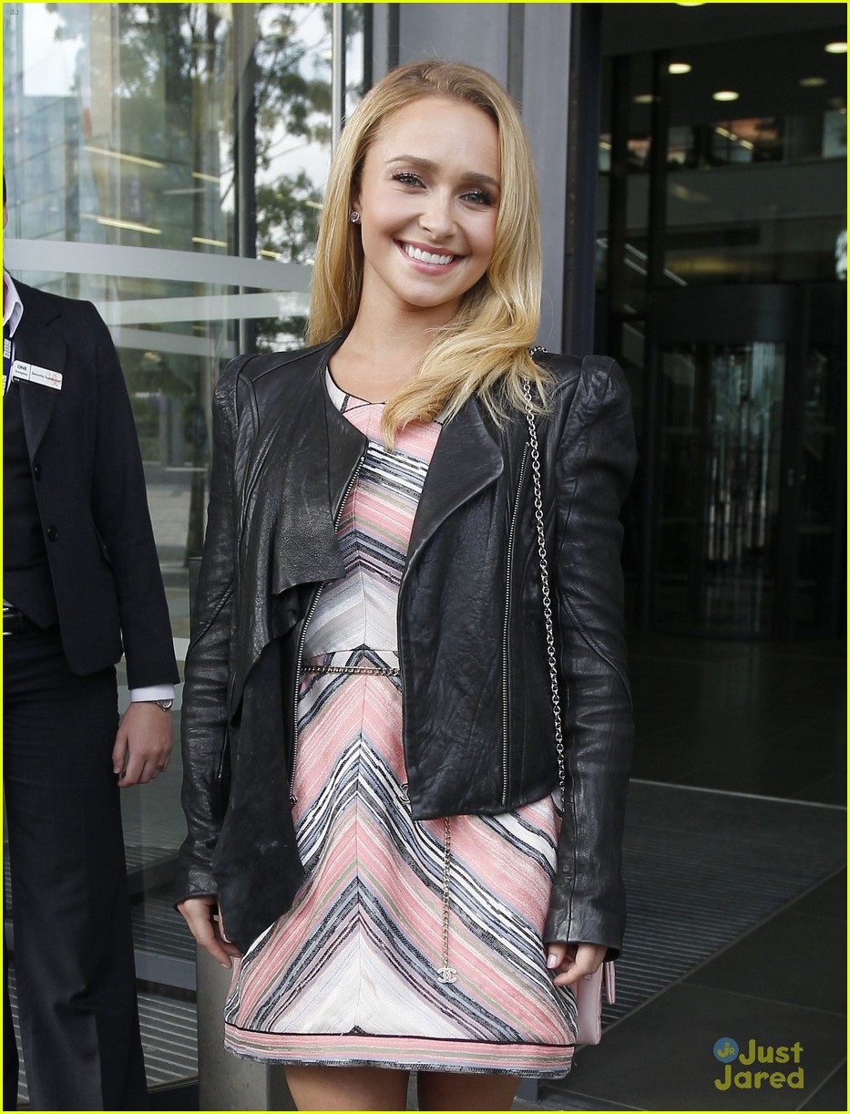 hayden panettiere takes the train to manchester 05