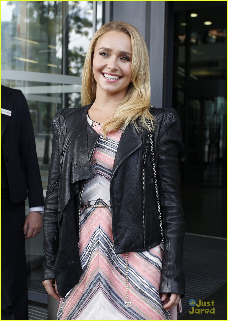 hayden panettiere takes the train to manchester 10
