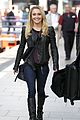 hayden panettiere takes the train to manchester 04
