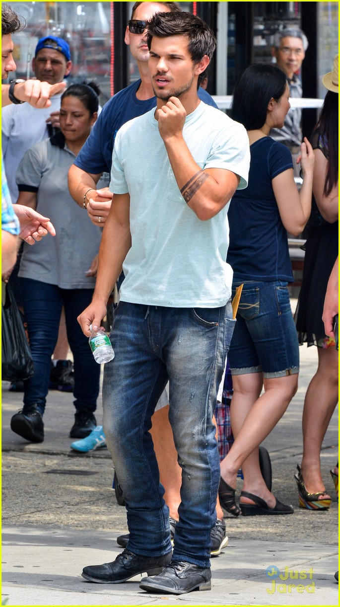taylor lautner roughed up tracers 02