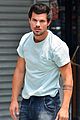 taylor lautner roughed up tracers 01