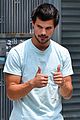 taylor lautner roughed up tracers 04
