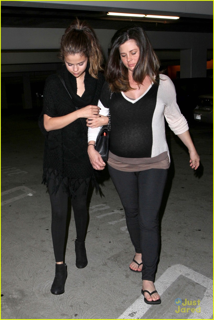 selena gomez hits the movies with her mom and stepdad 02