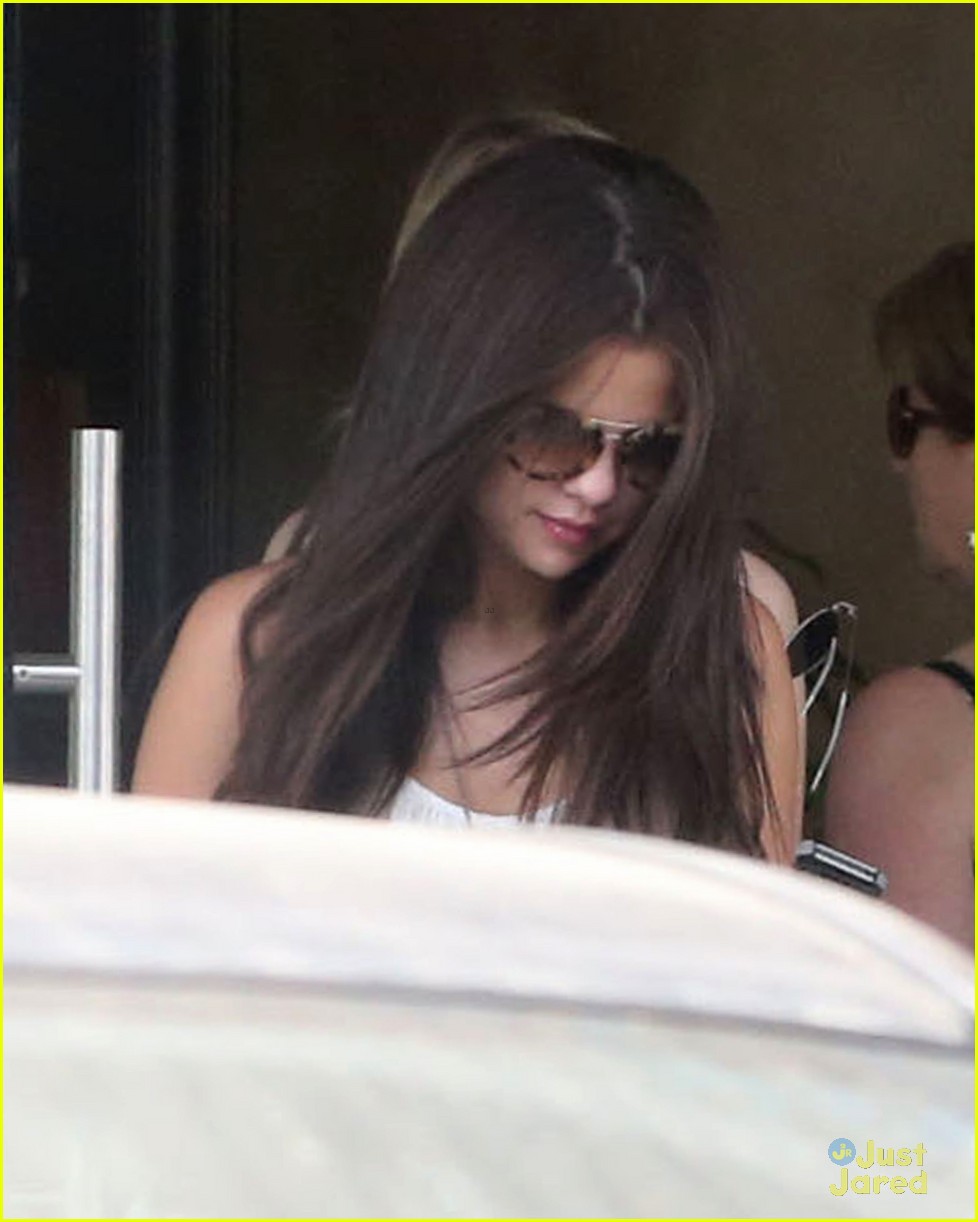 selena gomez so excited to be a big sister 21