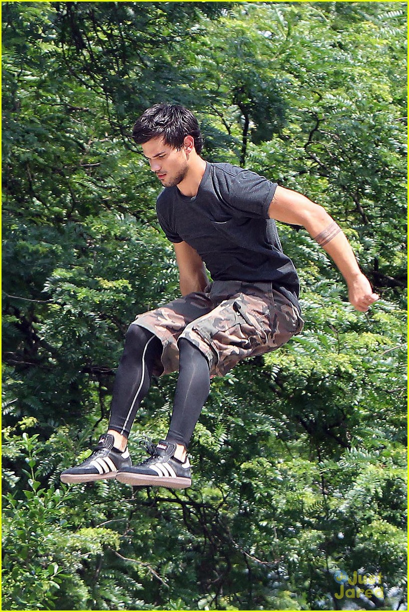 taylor lautner bike riding for tracers filming in nyc 01