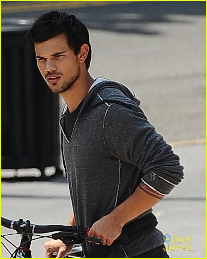 taylor lautner bike riding for tracers filming in nyc 04