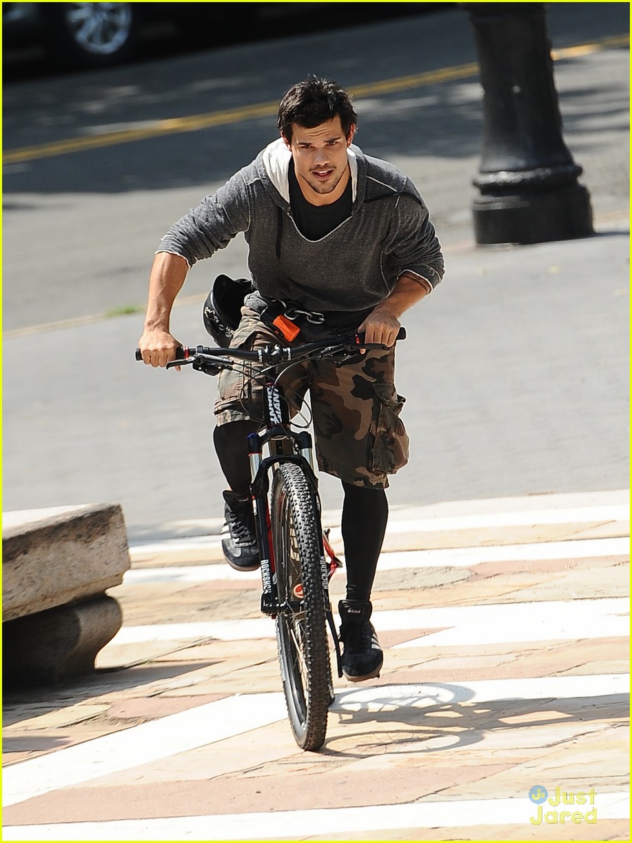 taylor lautner bike riding for tracers filming in nyc 05
