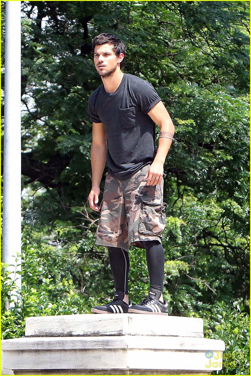 taylor lautner bike riding for tracers filming in nyc 08