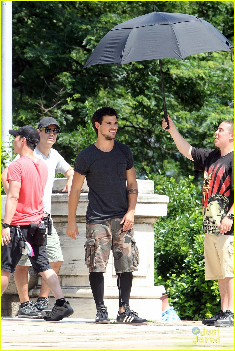 taylor lautner bike riding for tracers filming in nyc 09