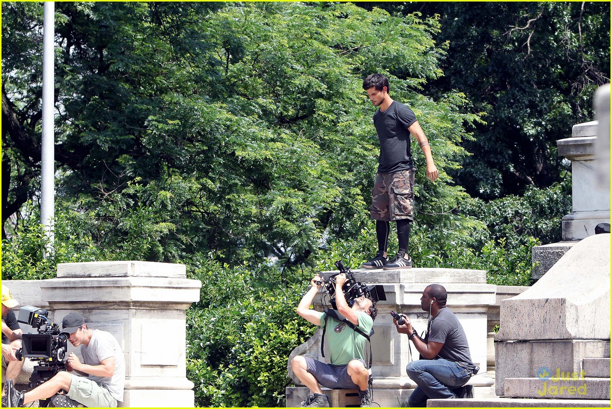 taylor lautner bike riding for tracers filming in nyc 10