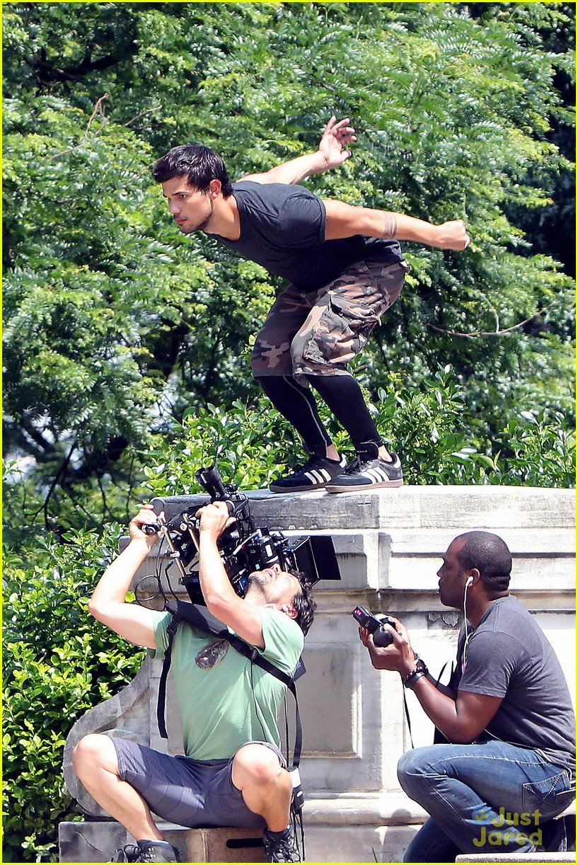 taylor lautner bike riding for tracers filming in nyc 11