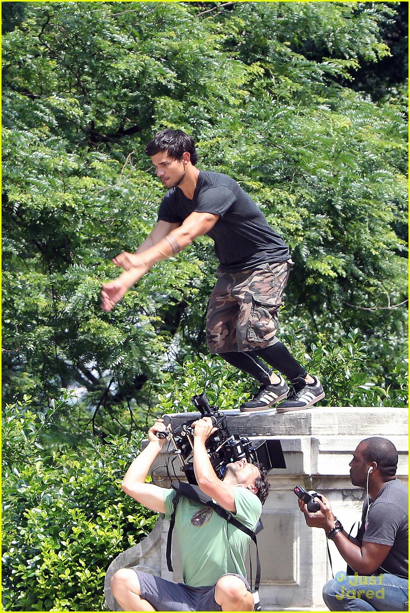 taylor lautner bike riding for tracers filming in nyc 12