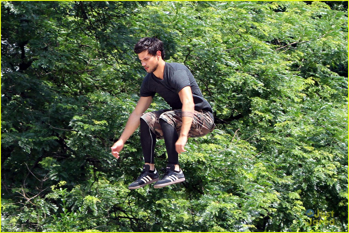 taylor lautner bike riding for tracers filming in nyc 13