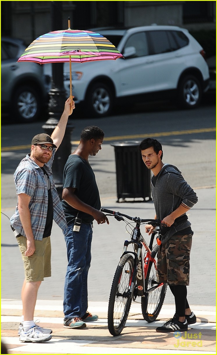 taylor lautner bike riding for tracers filming in nyc 17