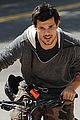taylor lautner bike riding for tracers filming in nyc 02