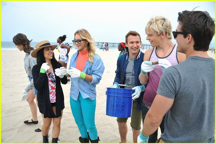 teen beach musical cast beach cleanup 02