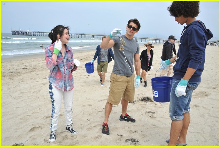 teen beach musical cast beach cleanup 03