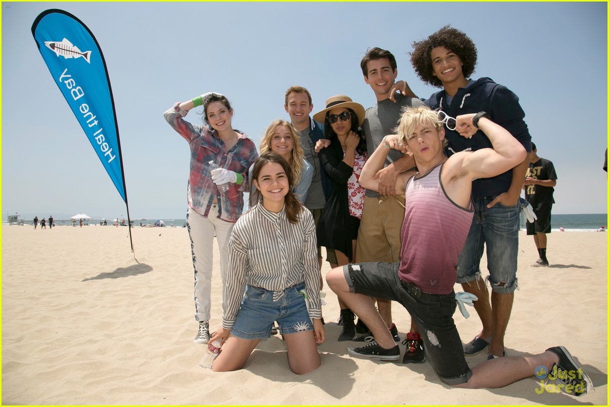 teen beach musical cast beach cleanup 07