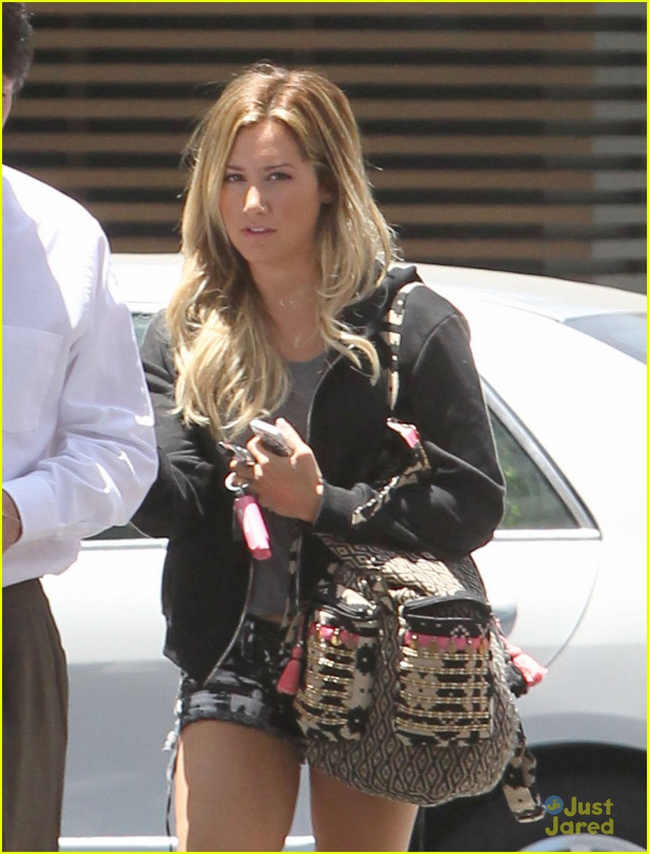 ashley tisdale almost 10 million twitter followers 01