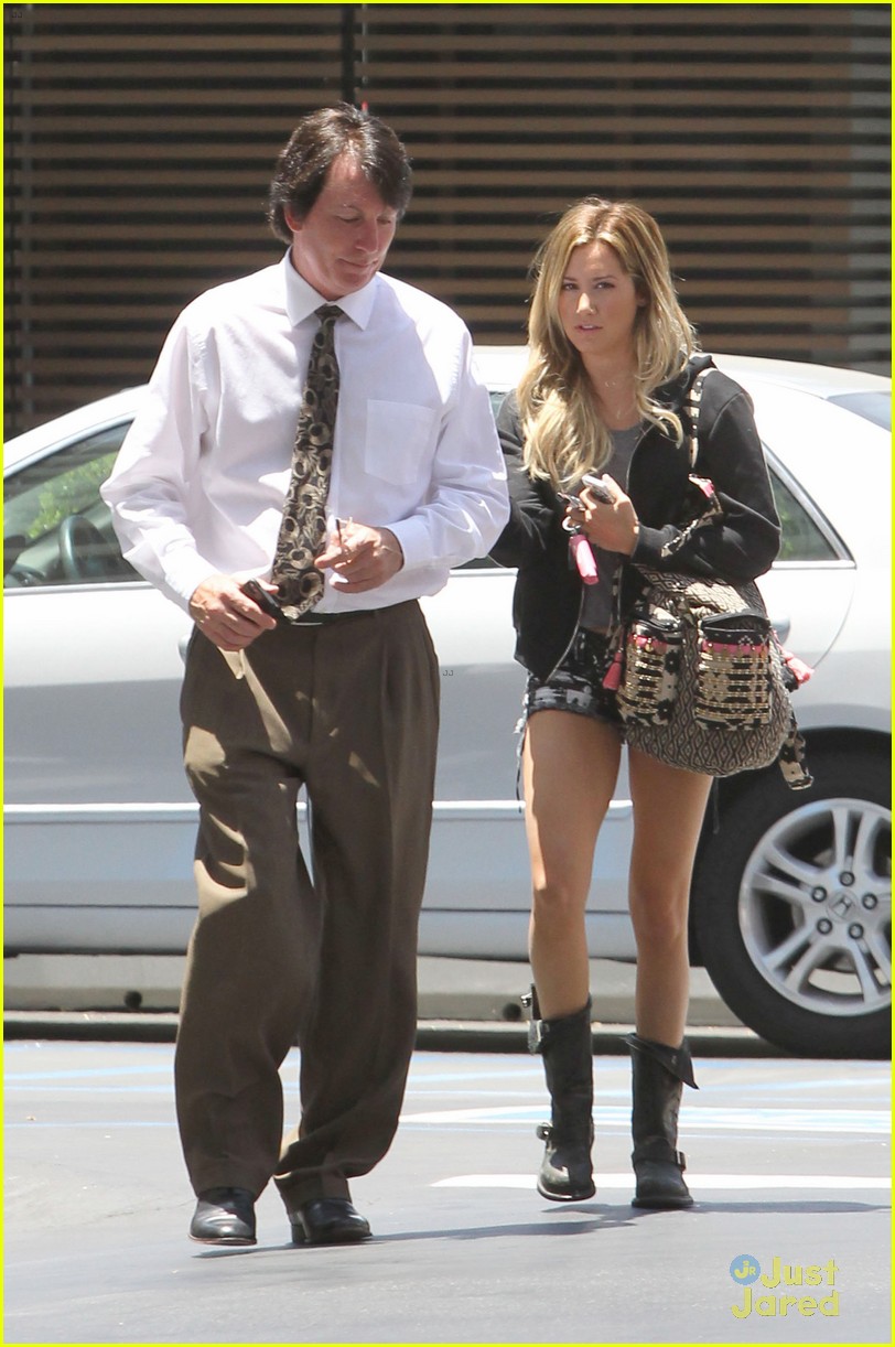 ashley tisdale almost 10 million twitter followers 04