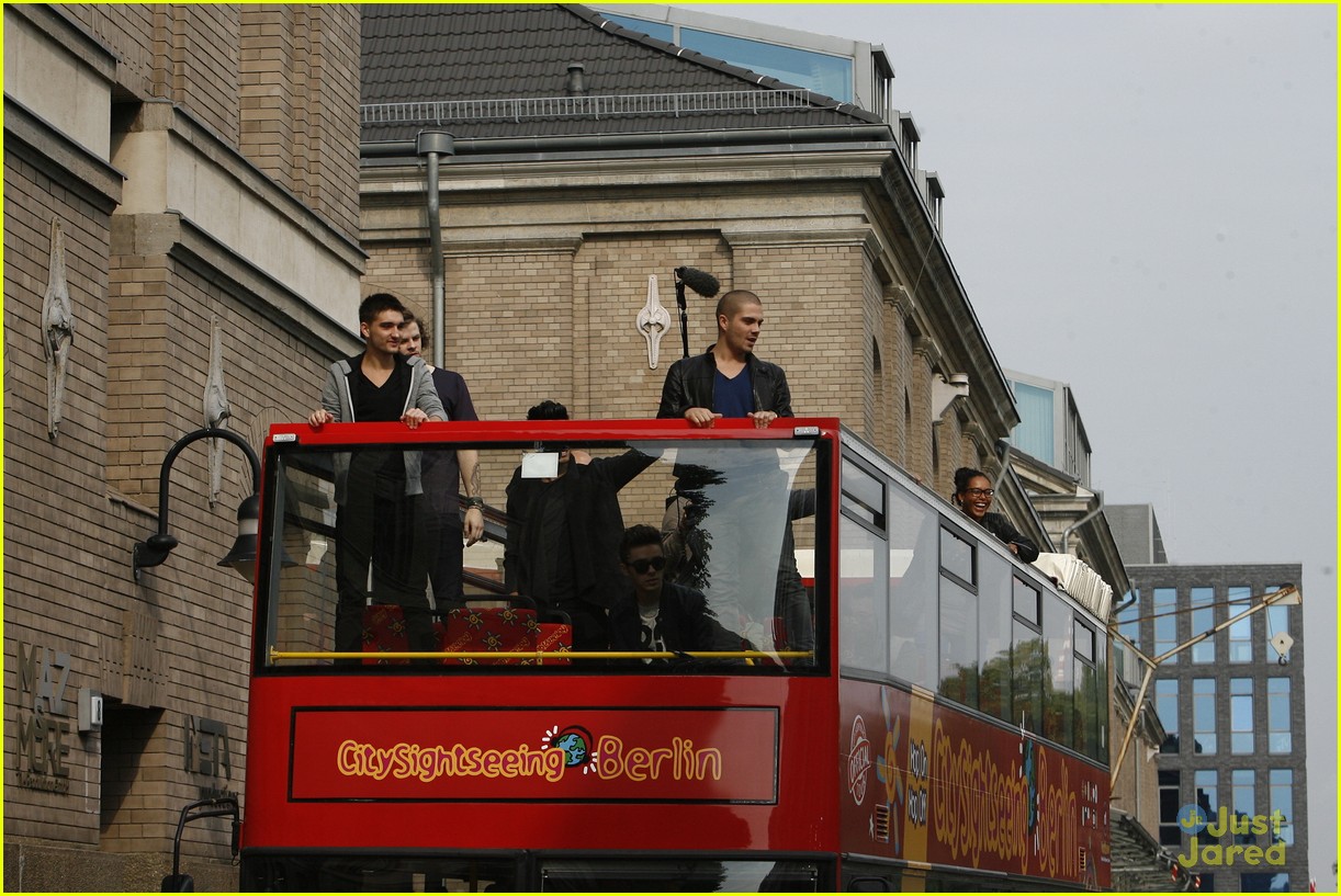 the wanted sightseein in berlin with fans 17
