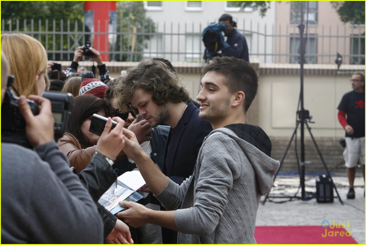 the wanted sightseein in berlin with fans 20