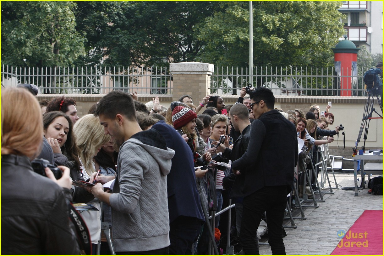 the wanted sightseein in berlin with fans 21