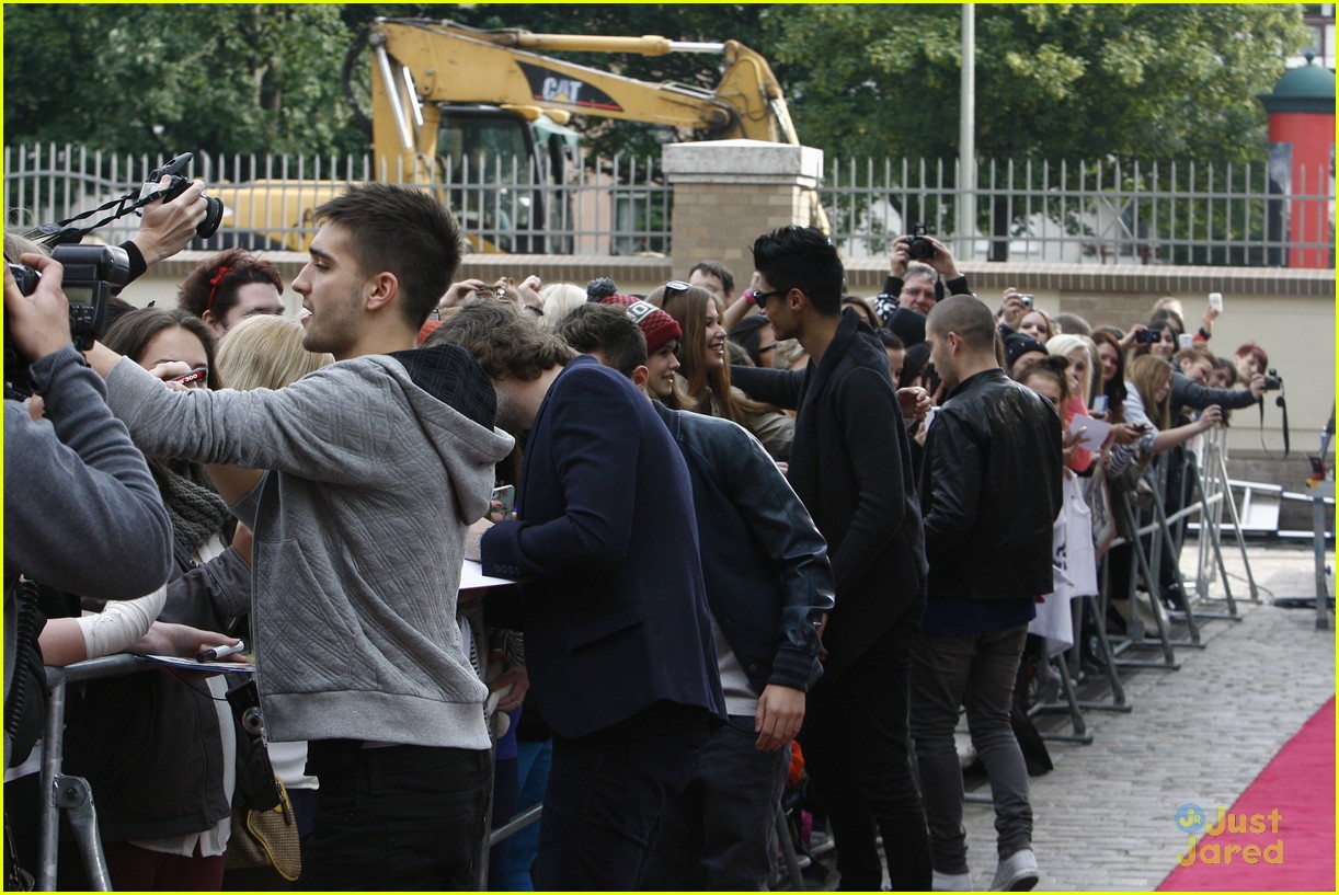 the wanted sightseein in berlin with fans 23