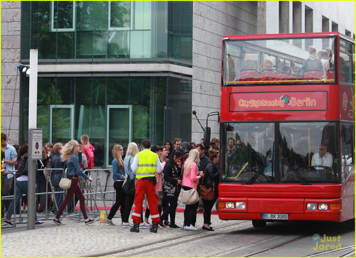 the wanted sightseein in berlin with fans 24