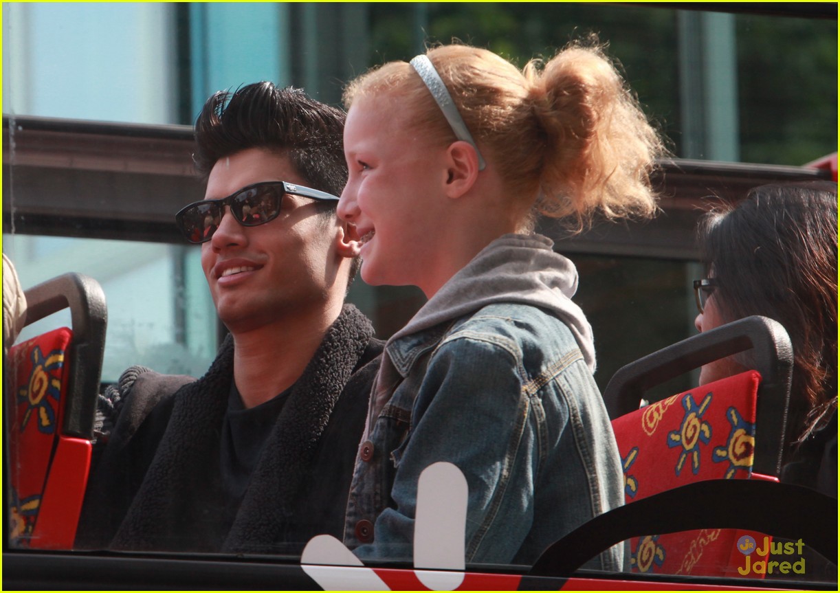 the wanted sightseein in berlin with fans 30