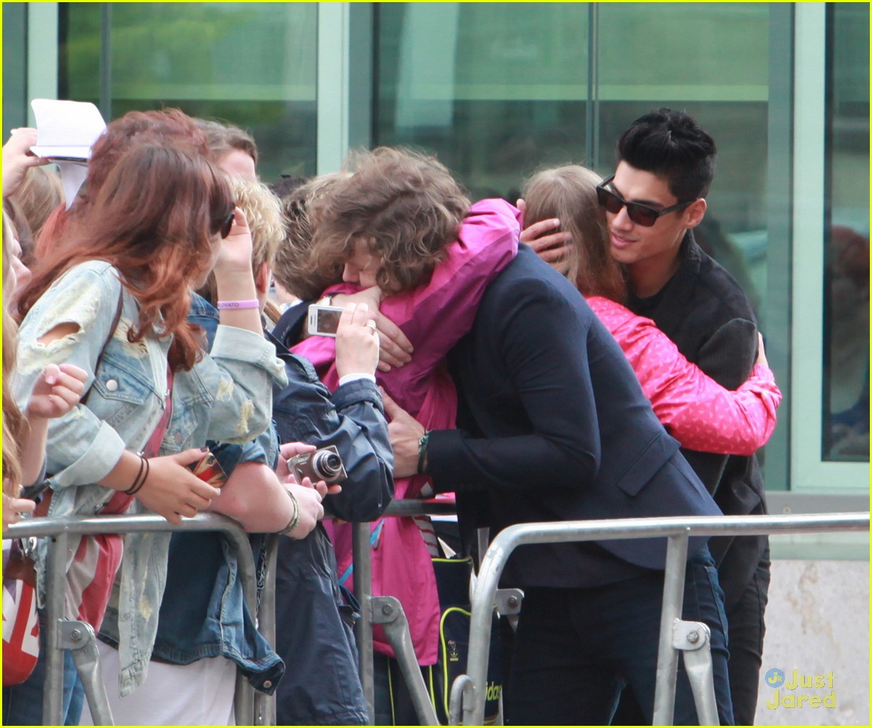 the wanted sightseein in berlin with fans 38