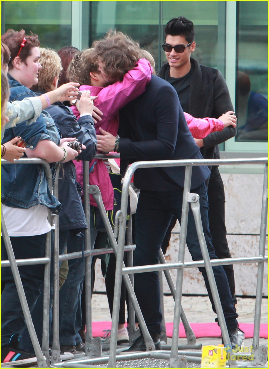 the wanted sightseein in berlin with fans 39