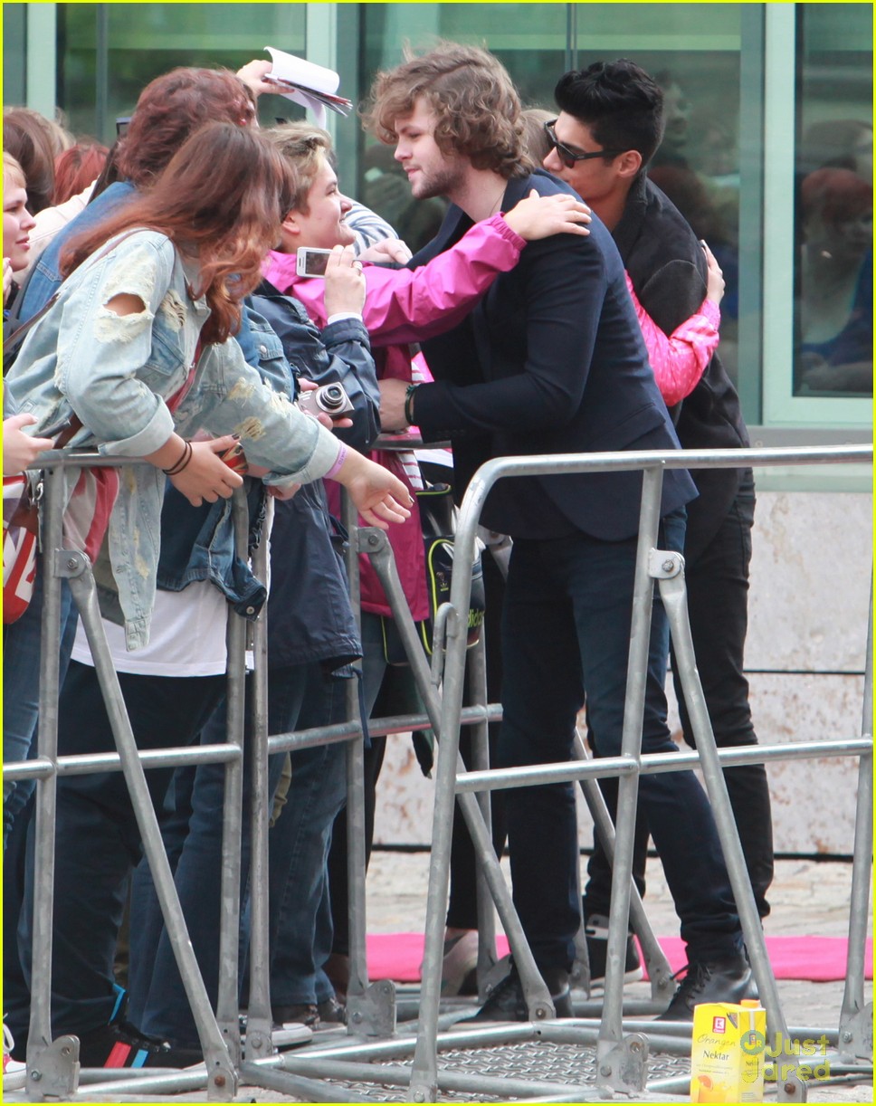 the wanted sightseein in berlin with fans 40