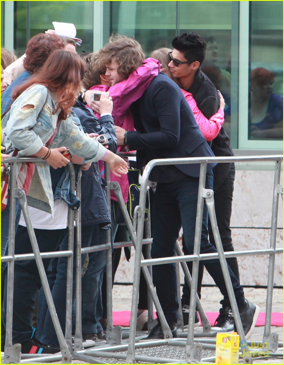 the wanted sightseein in berlin with fans 41