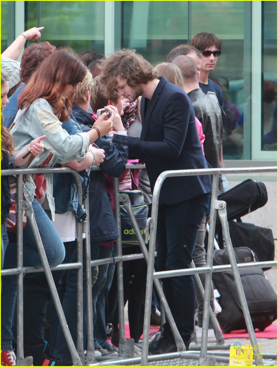 the wanted sightseein in berlin with fans 42
