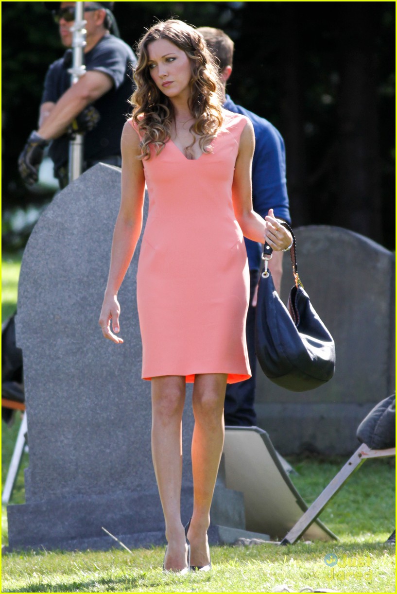 stephen amell katie cassidy arrow filming 09
