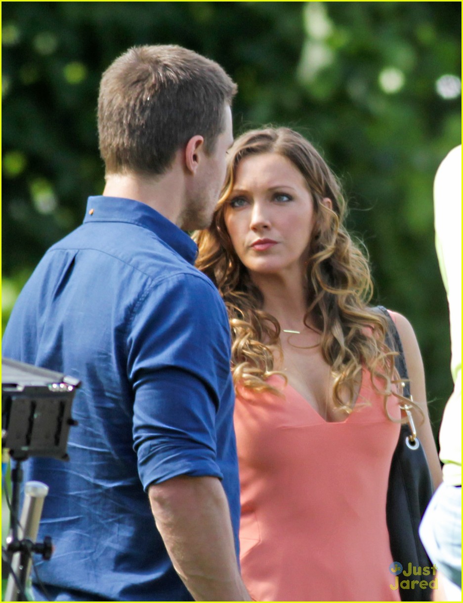 stephen amell katie cassidy arrow filming 10
