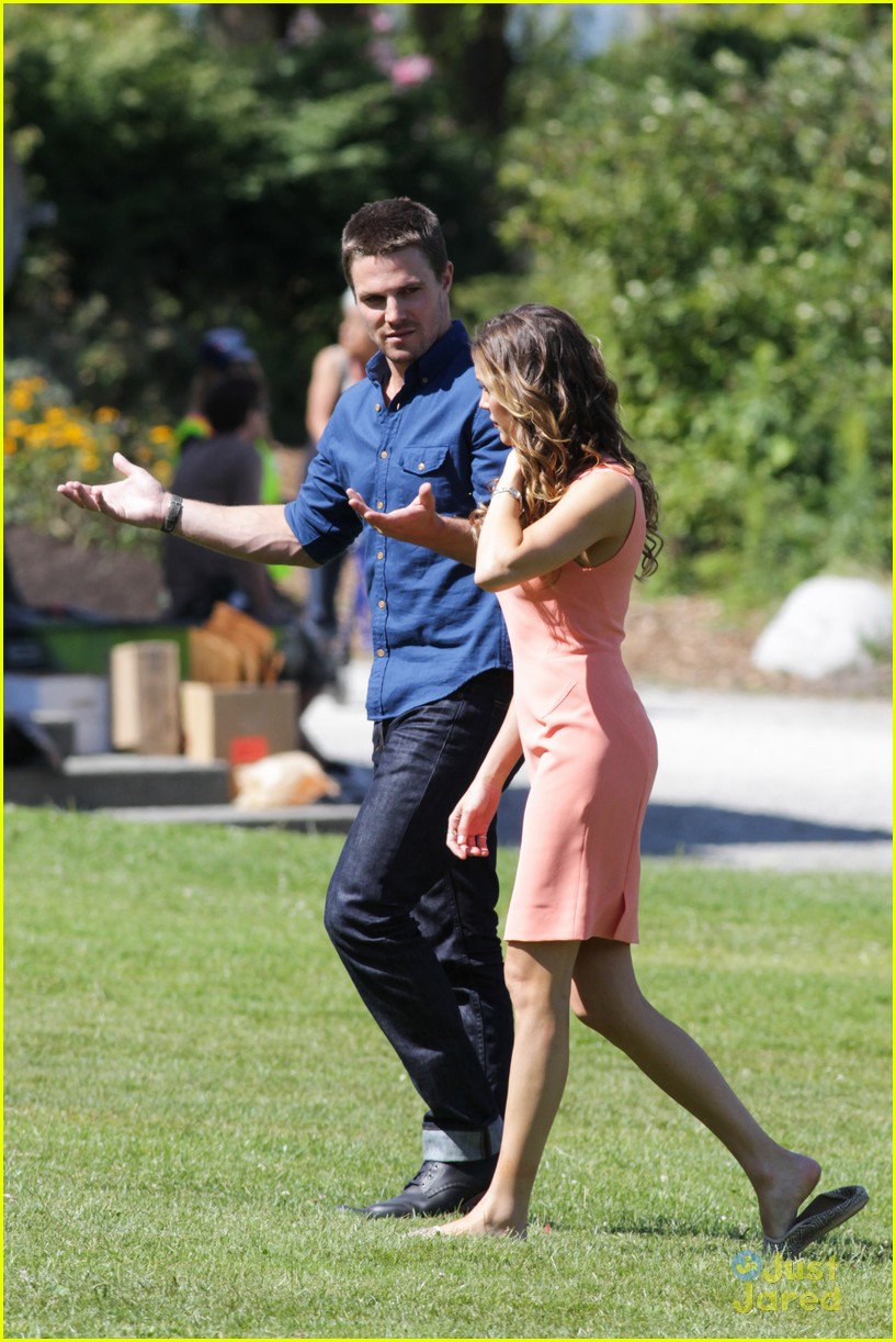 stephen amell katie cassidy arrow filming 11