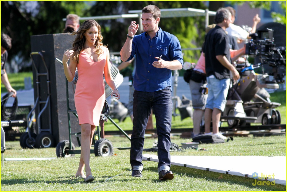 stephen amell katie cassidy arrow filming 12