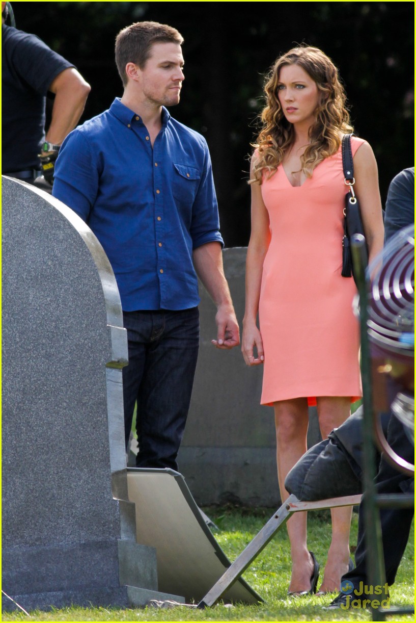 stephen amell katie cassidy arrow filming 16