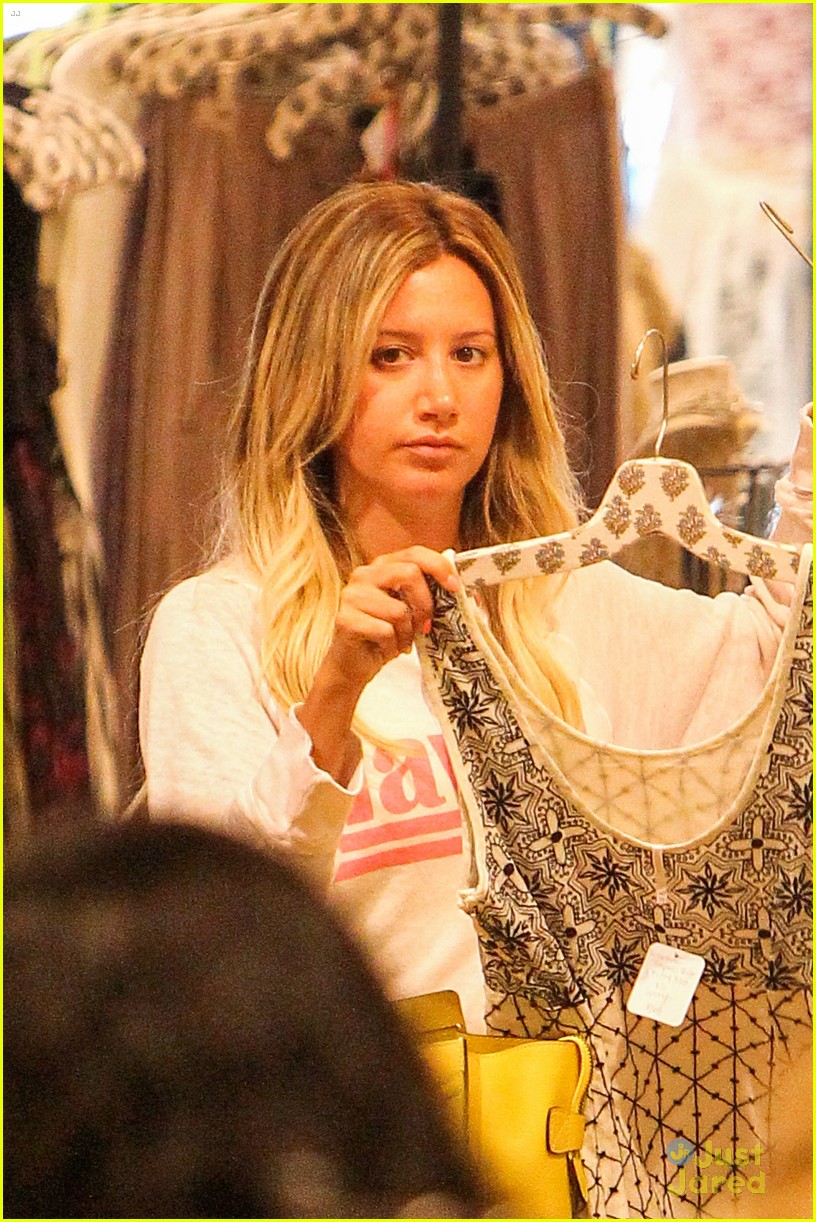 ashley tisdale solo shopping in studio city 14