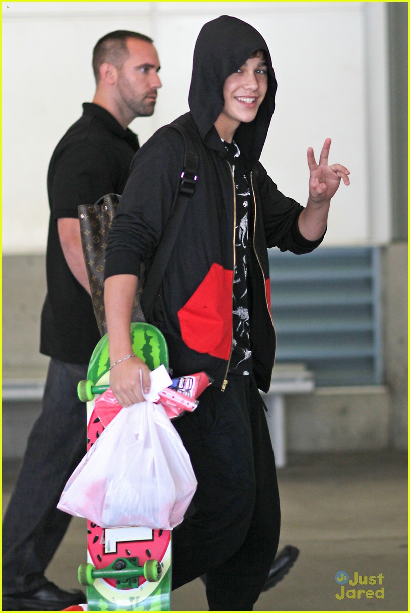 austin mahone arrives in vancouver 01