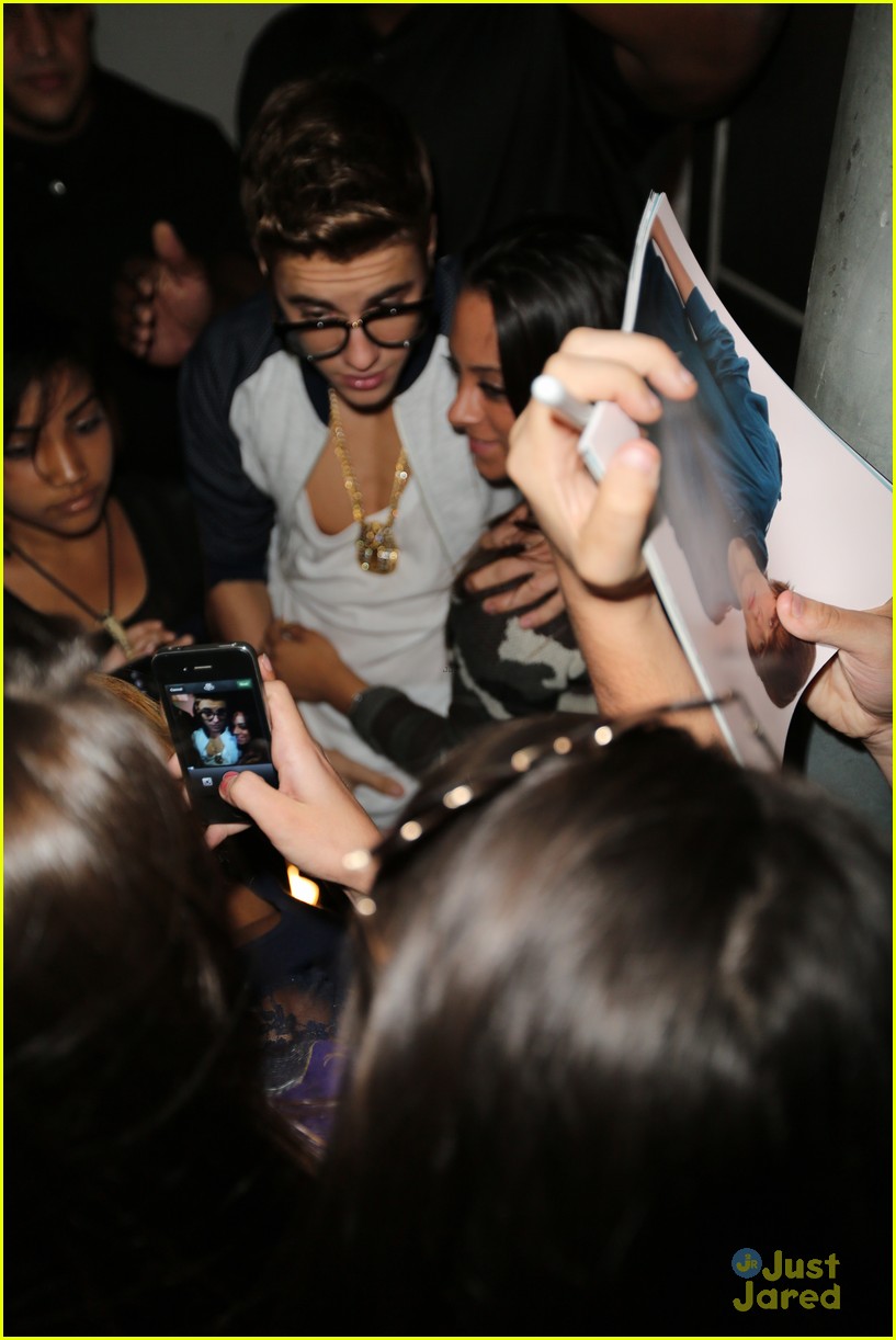 justin bieber greets fans in nyc 01