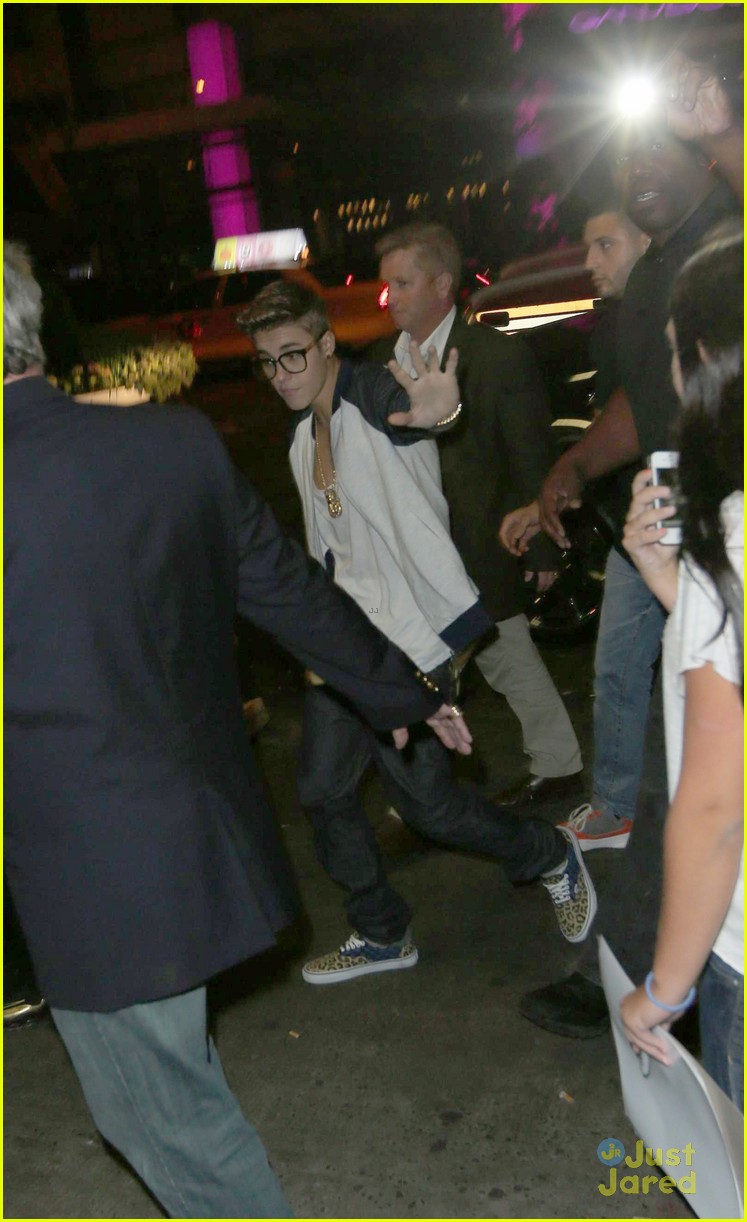justin bieber greets fans in nyc 02